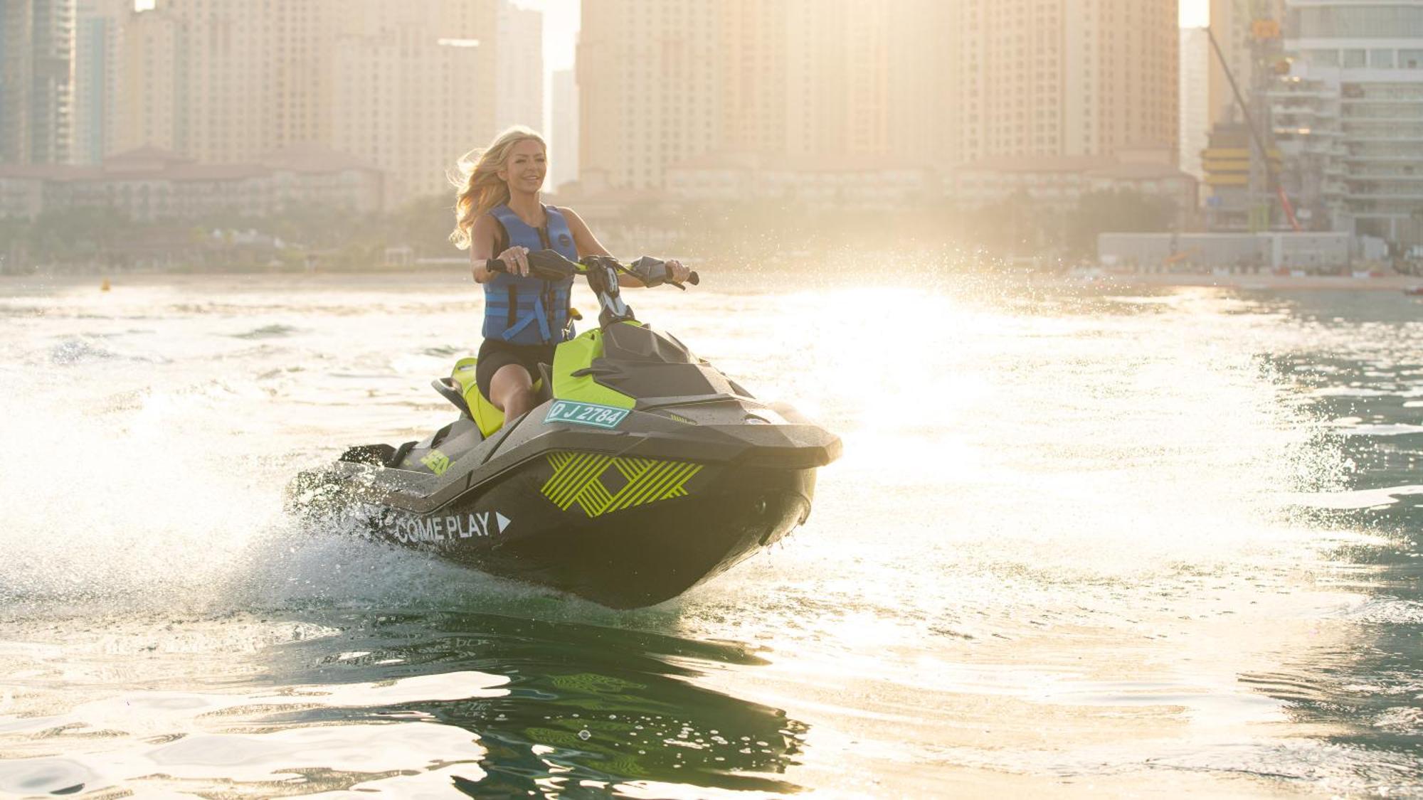 Hotel Five Luxe Dubaj Exteriér fotografie A woman riding a personal watercraft