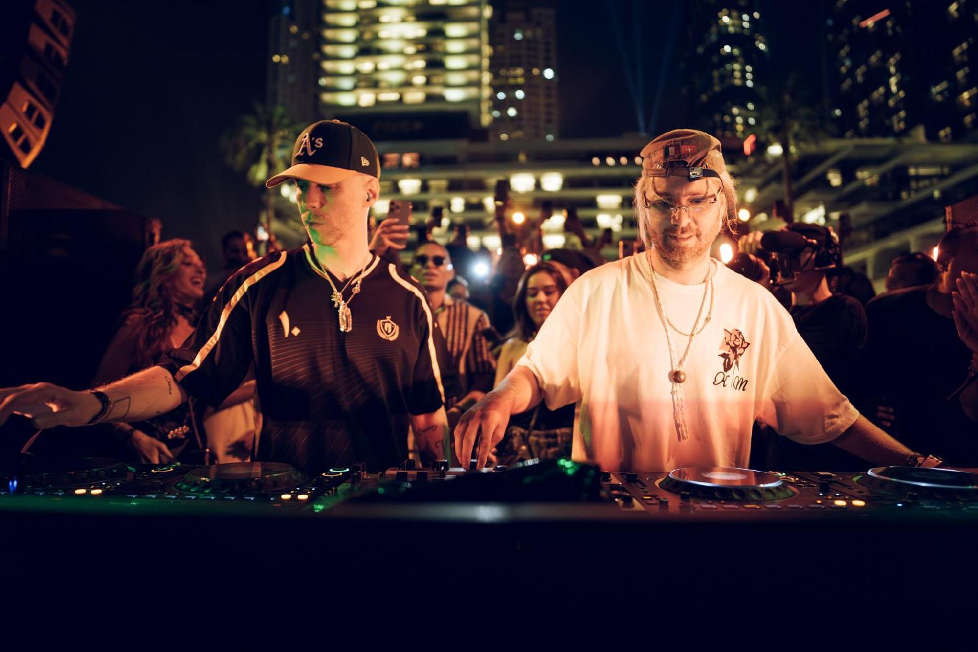 Hotel Five Luxe Dubaj Exteriér fotografie The Hacker Twins performing in 2016