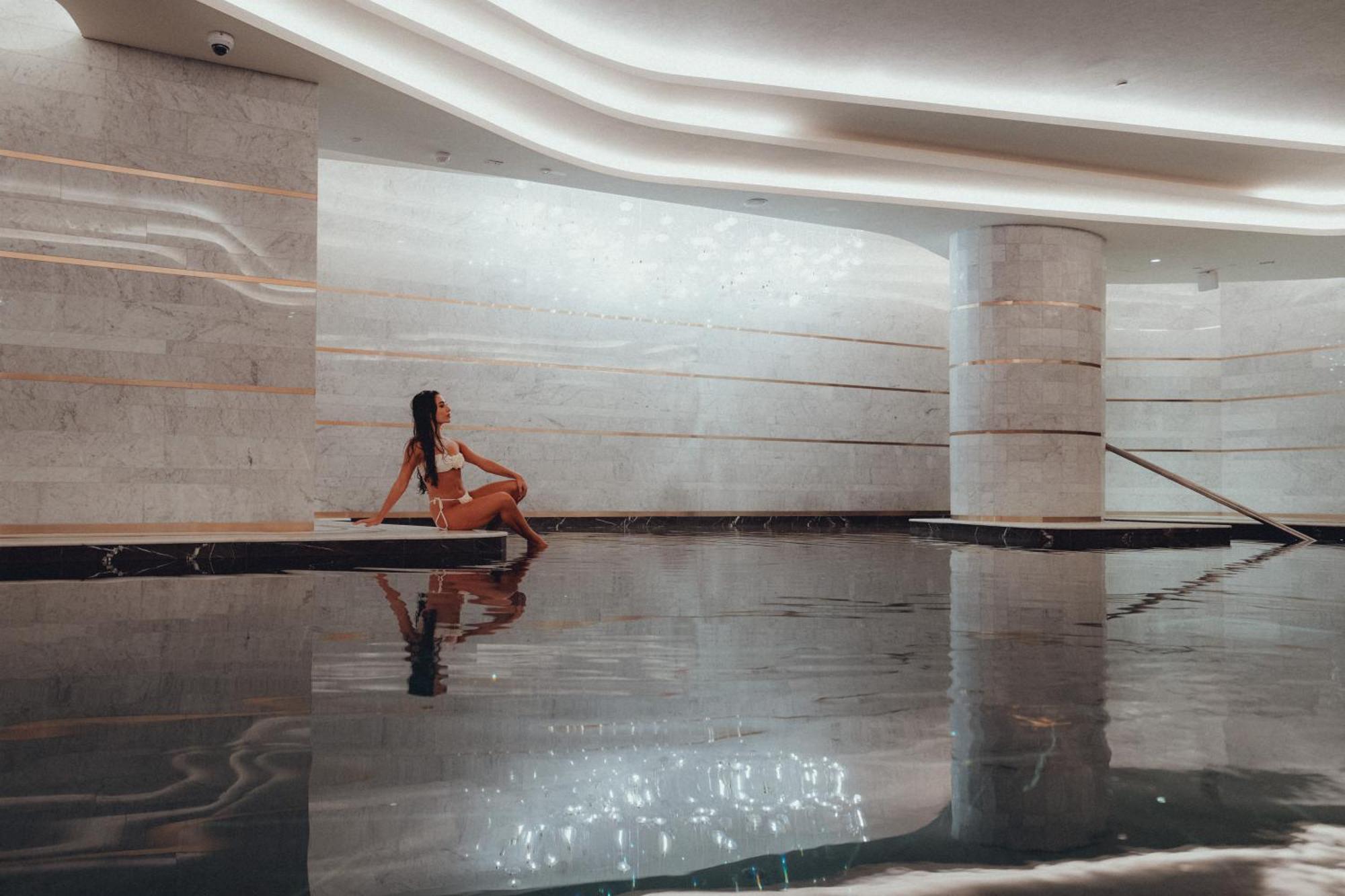 Hotel Five Luxe Dubaj Exteriér fotografie The pool at the spa