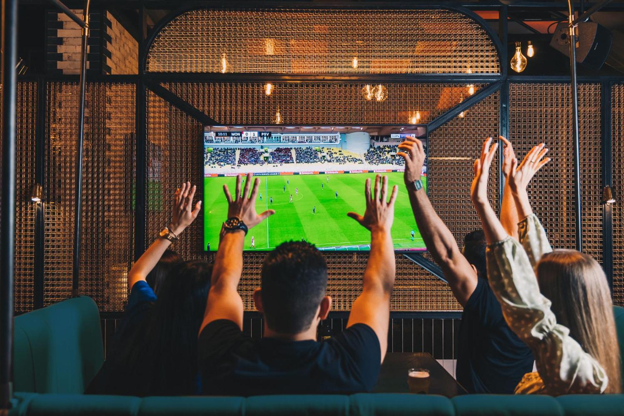 Hotel Five Luxe Dubaj Exteriér fotografie Watching a game on television