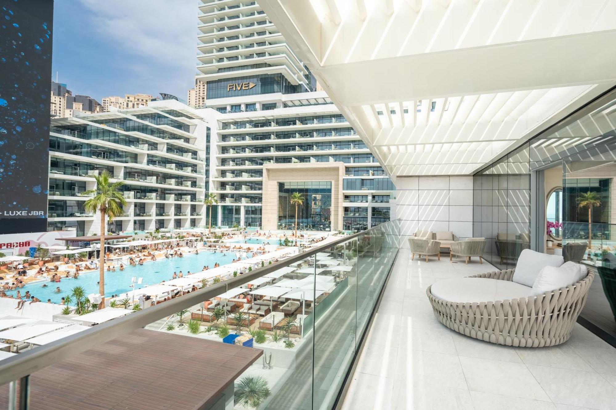 Hotel Five Luxe Dubaj Exteriér fotografie The pool at the Hilton Athens
