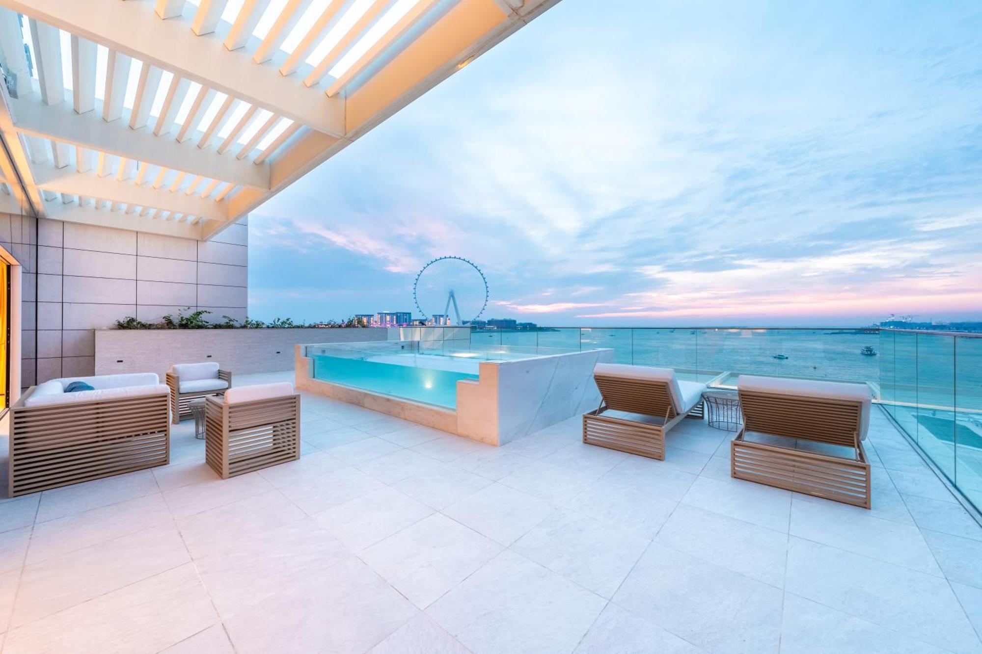 Hotel Five Luxe Dubaj Exteriér fotografie The rooftop pool at the hotel