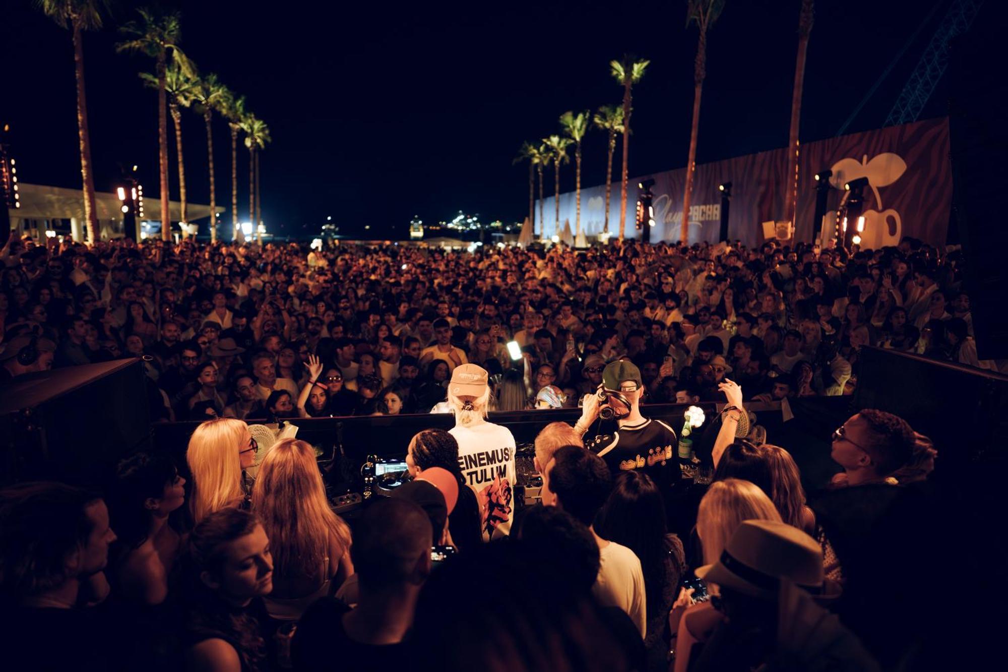 Hotel Five Luxe Dubaj Exteriér fotografie The crowd at the 2014 edition of the festival