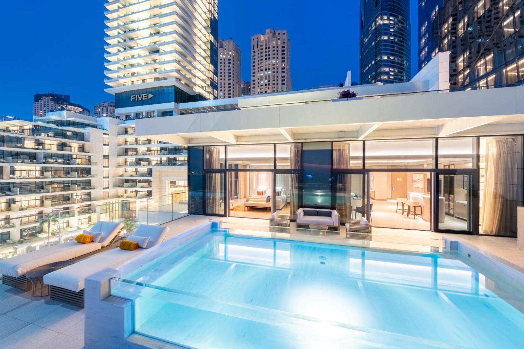 Hotel Five Luxe Dubaj Exteriér fotografie The swimming pool at the hotel