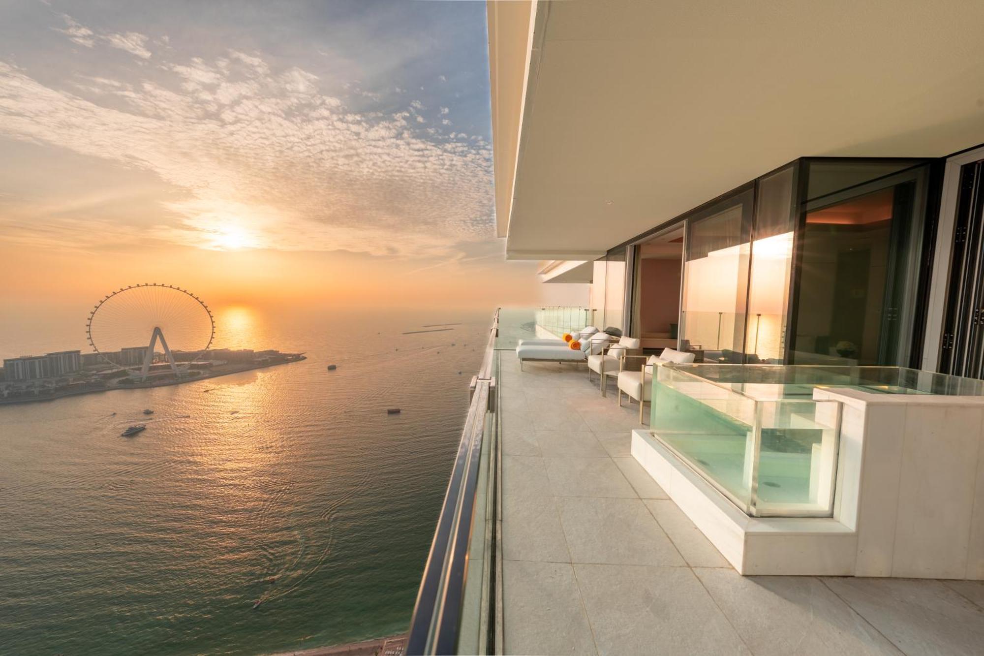 Hotel Five Luxe Dubaj Exteriér fotografie View of the Dubai Marina from the balcony of a Jumeirah at the Beach apartment