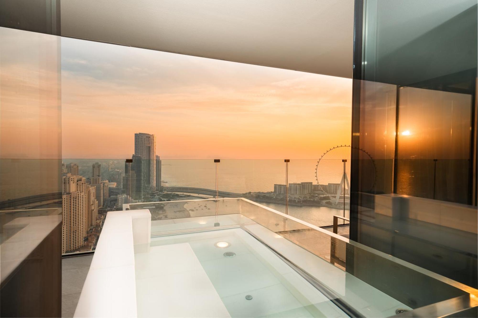 Hotel Five Luxe Dubaj Exteriér fotografie The view from the bathroom of a suite at the Marina Bay Sands
