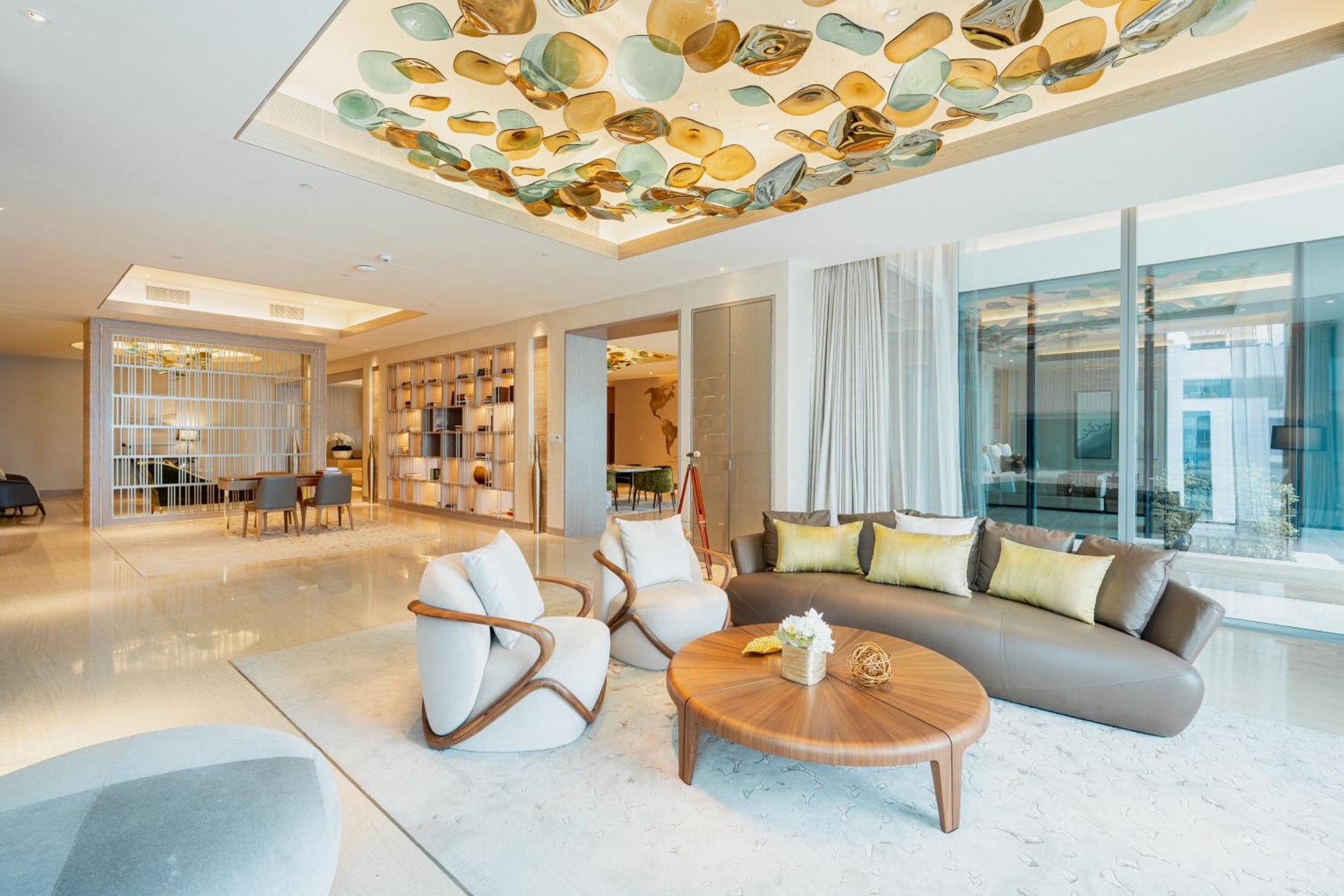 Hotel Five Luxe Dubaj Exteriér fotografie The living room of a three-bedroom penthouse