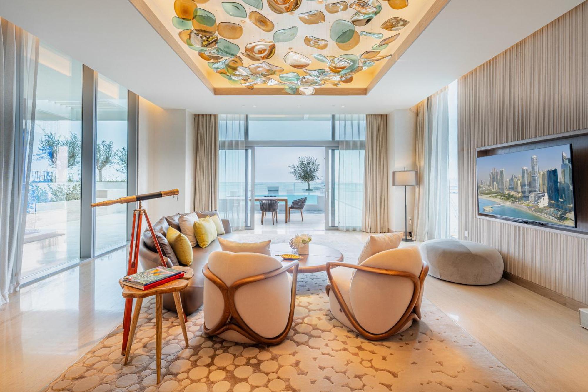 Hotel Five Luxe Dubaj Exteriér fotografie The living room of a three-bedroom apartment