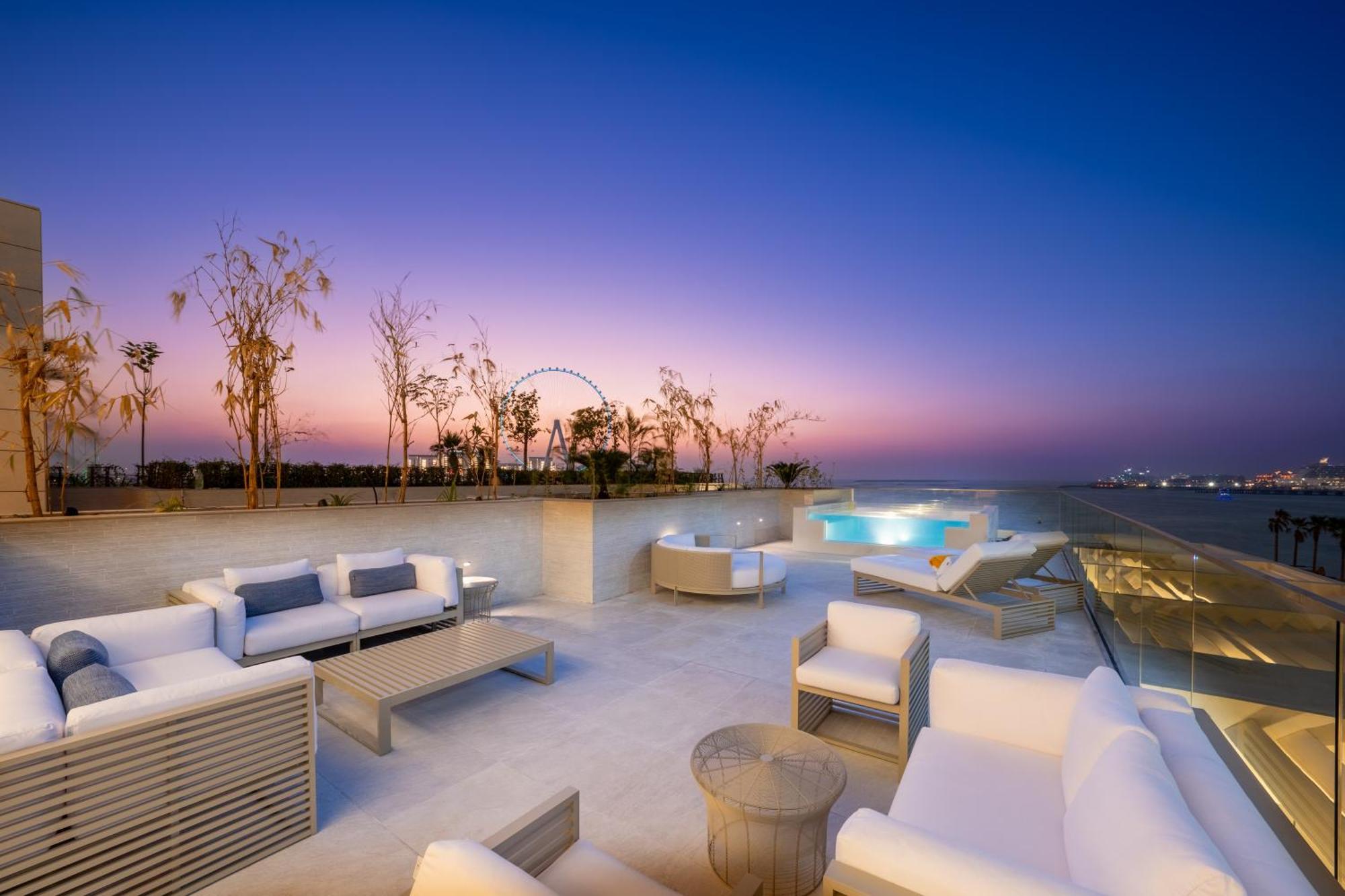 Hotel Five Luxe Dubaj Exteriér fotografie Rooftop pool at the Westin
