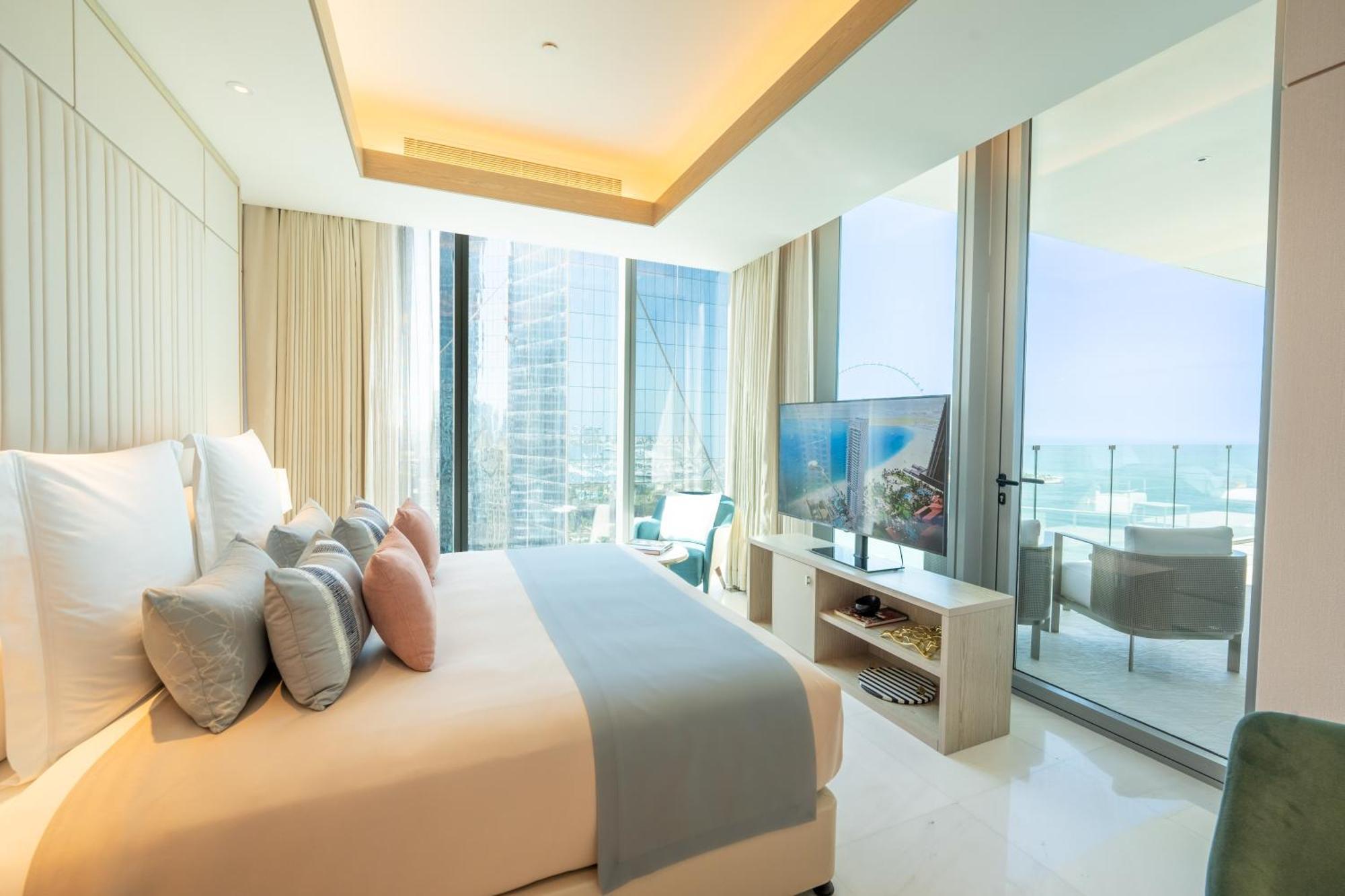 Hotel Five Luxe Dubaj Exteriér fotografie A bedroom at the Ritz-Carlton, Maldives