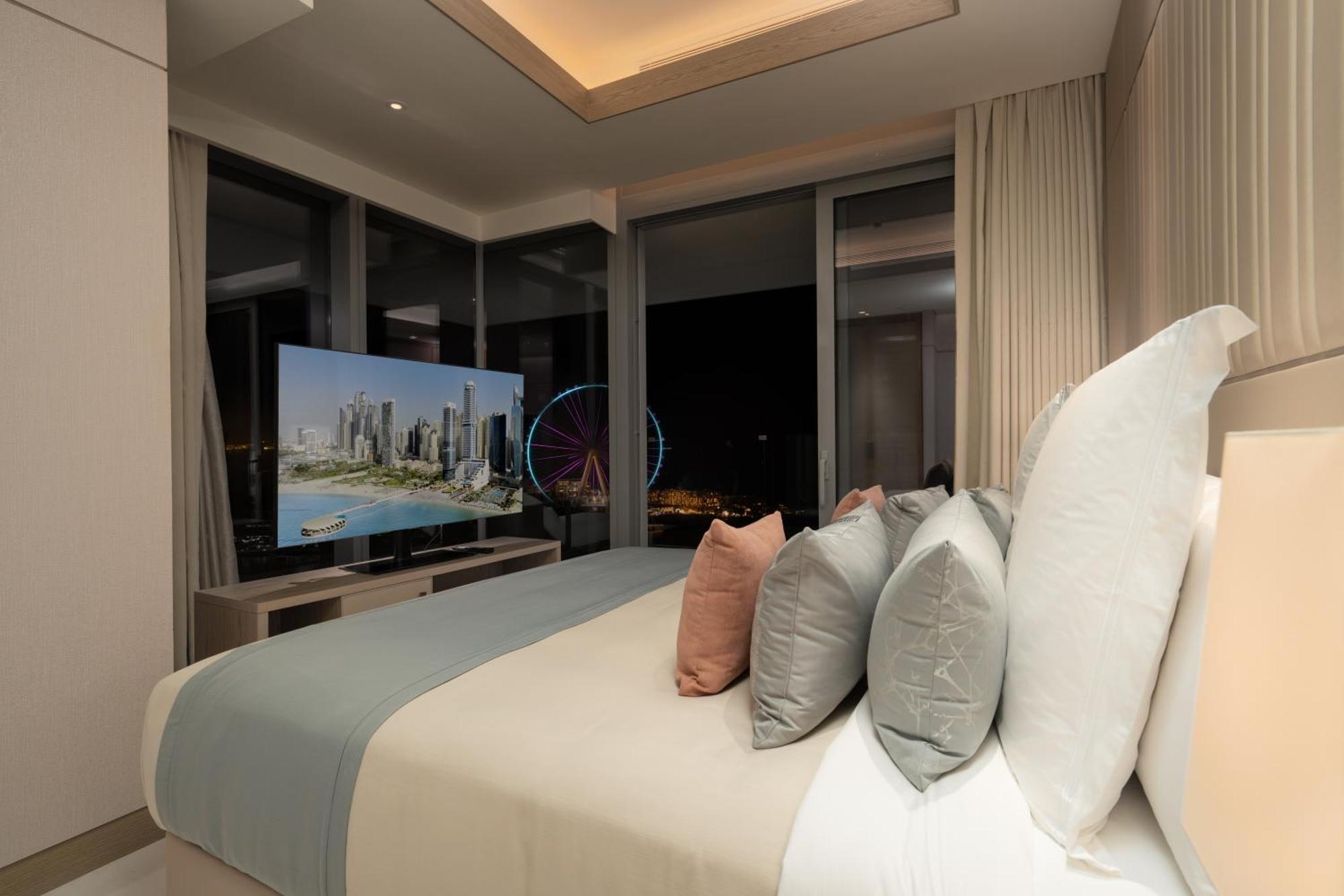 Hotel Five Luxe Dubaj Exteriér fotografie A bedroom at the Ritz-Carlton, DIFC