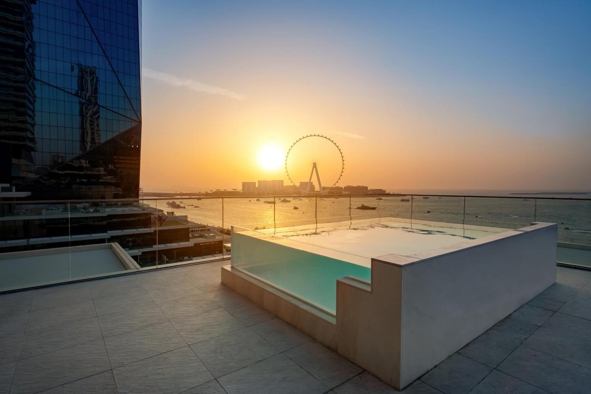 Hotel Five Luxe Dubaj Exteriér fotografie View of the Dubai Eye from the Address Sky Pool