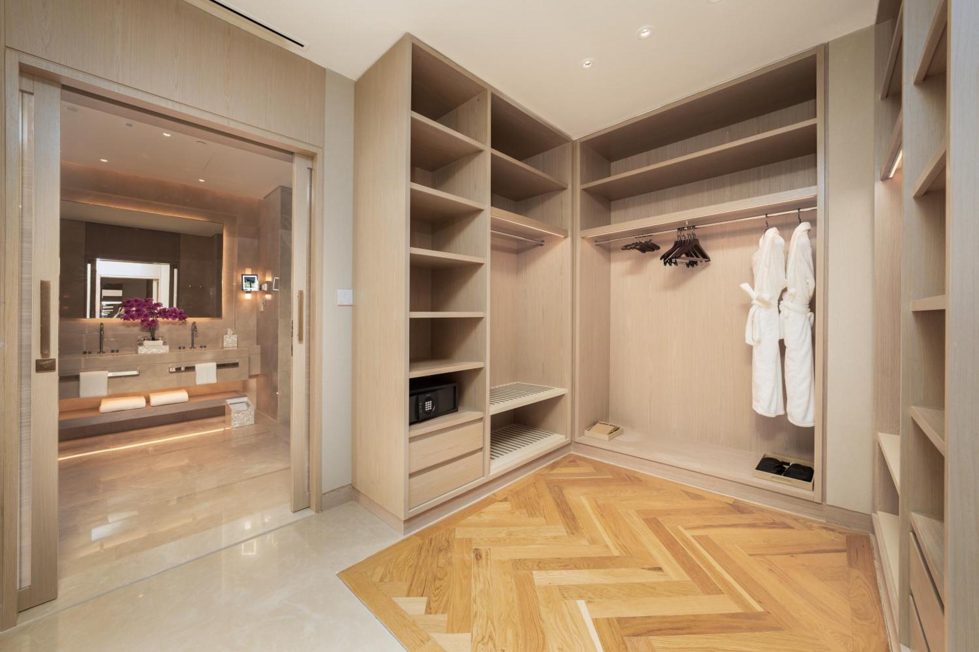 Hotel Five Luxe Dubaj Exteriér fotografie A walk-in closet